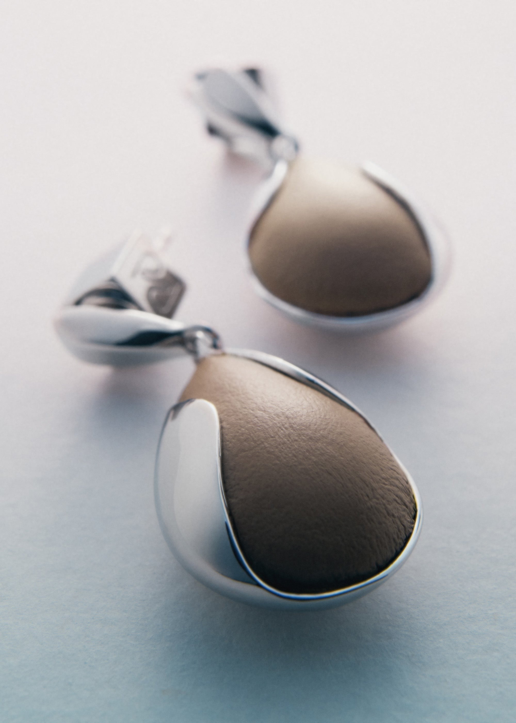 Earrings - Silver in rhodium with Taupe Leather
