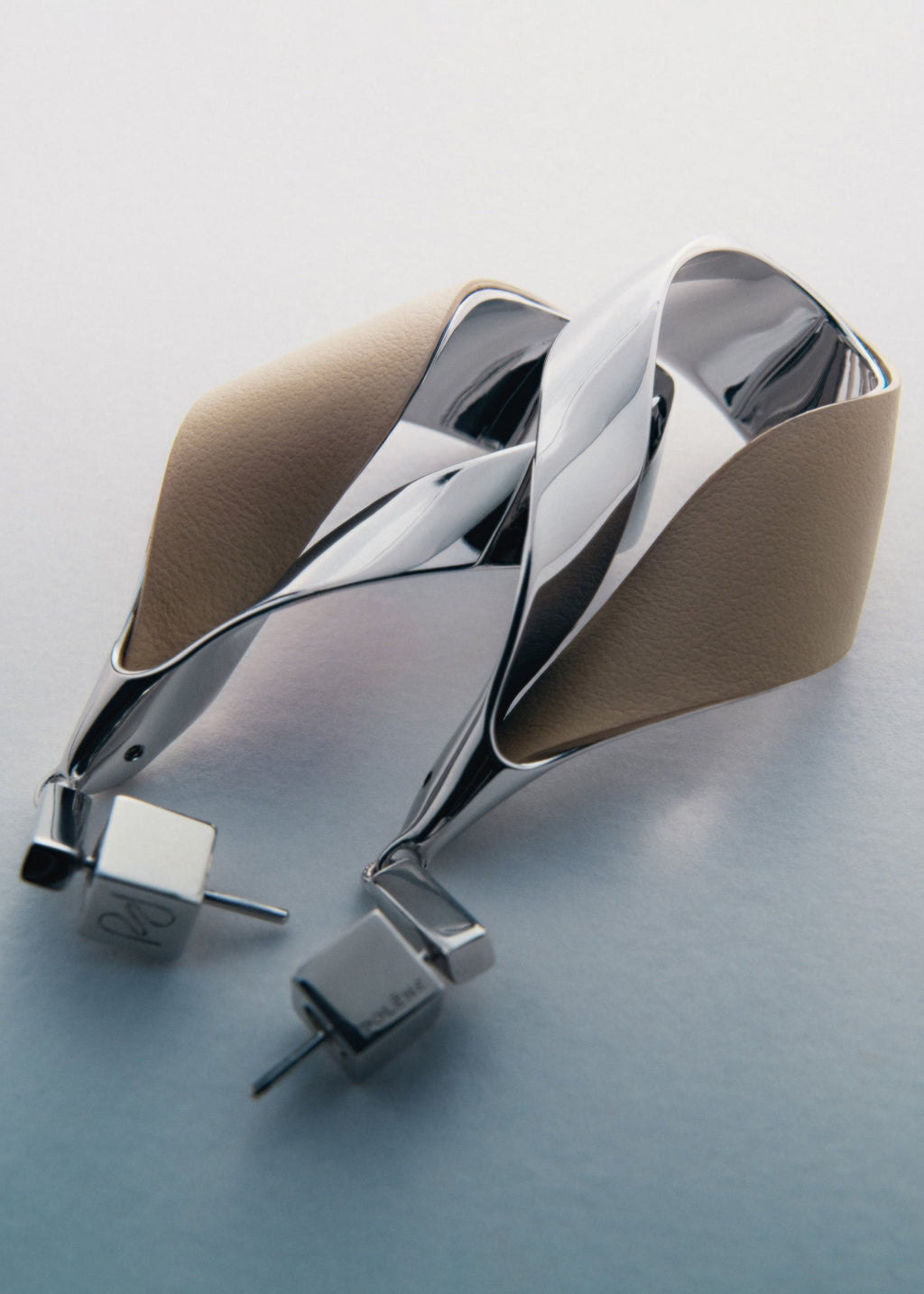 Earrings - Silver in rhodium with Taupe Leather